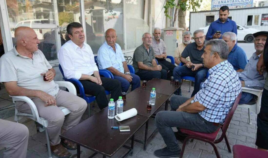 Adıyaman Belediye Başkanı Abdurrahman Tutdere, Erdem Caddesi’nde esnafla kahvaltı yapıp,