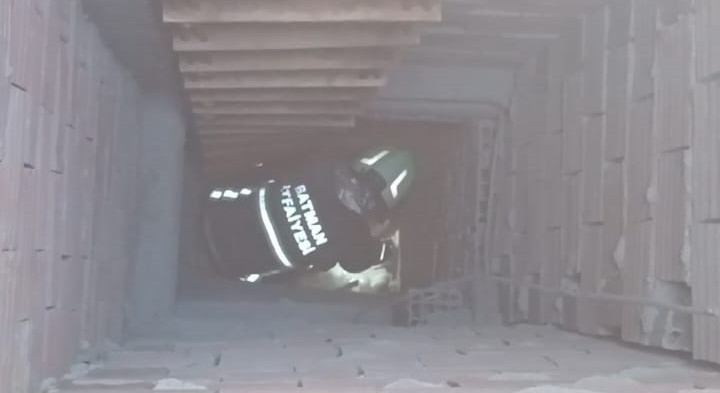 Batman Gültepe Mahallesi’nde Sanayi Sitesi'nde mahsur kalan kedinin, itfaiye ekipleri