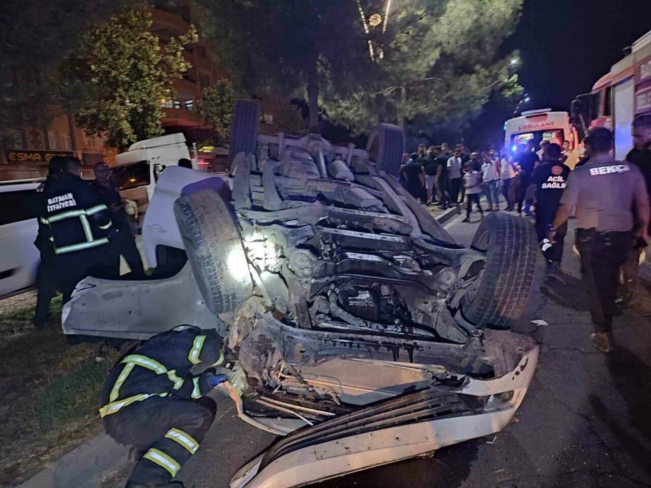 Batman'ın Şafak Mahallesi'nde meydana gelen kazada hafif ticari araç devrildi
