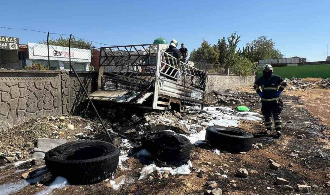 Batman’ın Bayındır Mahallesi’nde park halindeki bir kamyonetin römorkunda çıkan yangın