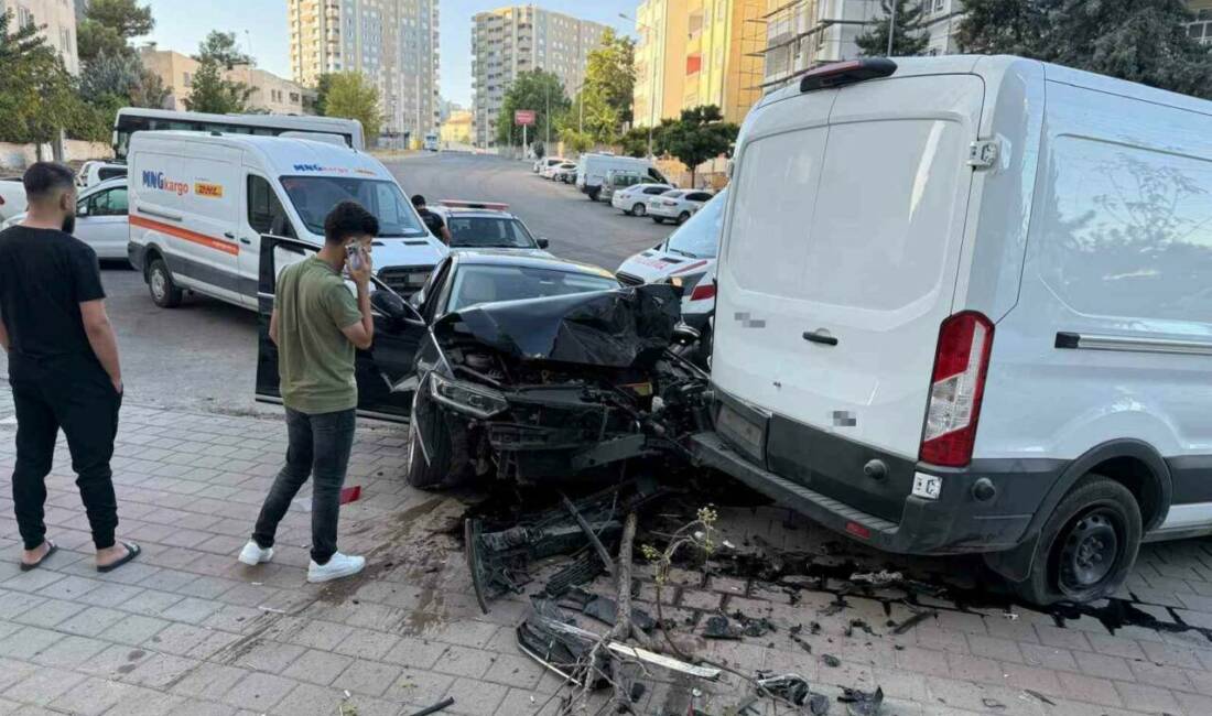 Batman'ın Belde Mahallesi'nde otomobil ile minibüsün karıştığı kazada bir kişi
