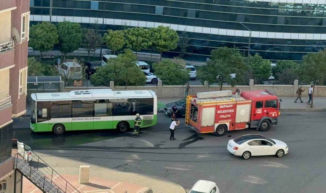 Batman'da seyir halinde olan belediye otobüsü, şoförün zamanında müdahalesiyle motor