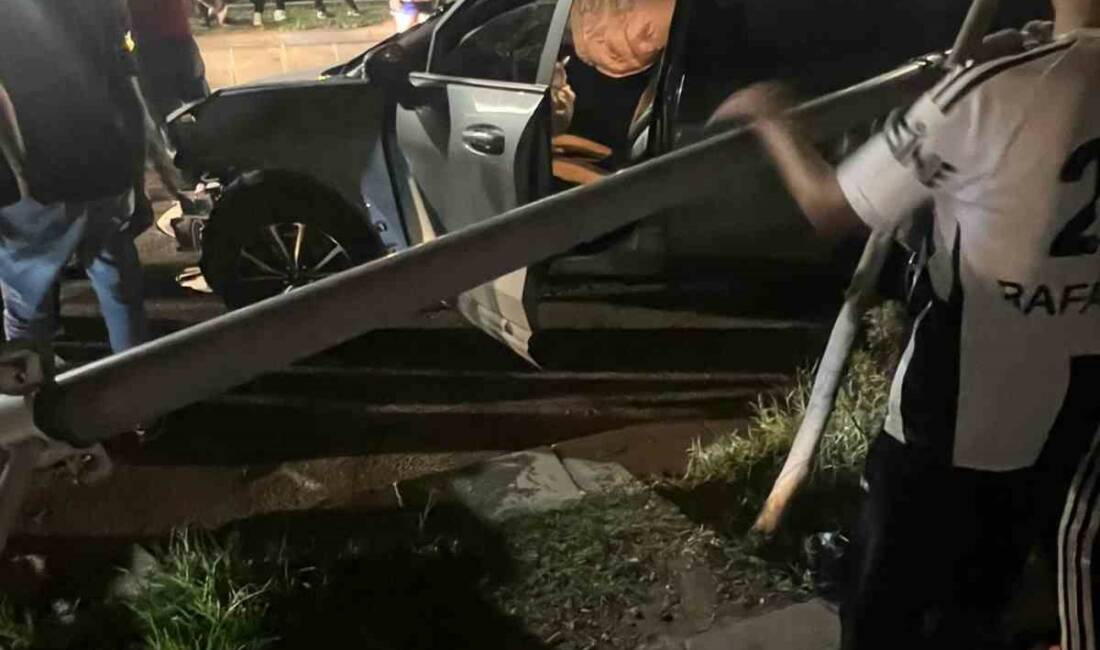Batman'da Turgut Özal Bulvarı'nda meydana gelen trafik kazasında bir otomobil