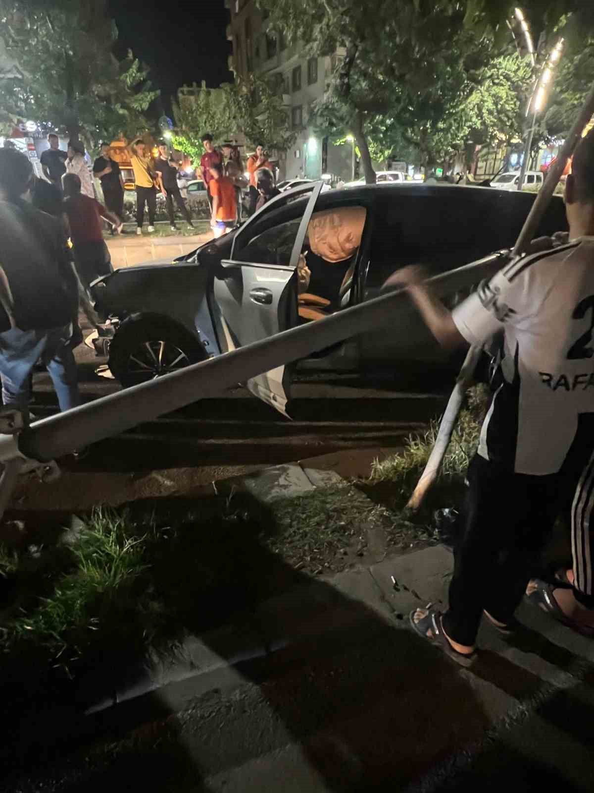 Batman'da Turgut Özal Bulvarı'nda meydana gelen trafik kazasında bir otomobil