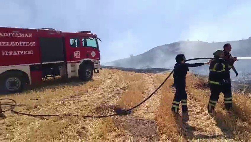 Adıyaman Belediyesi İtfaiye Müdürlüğü'nde yapılan staj programına katılan kadın ve