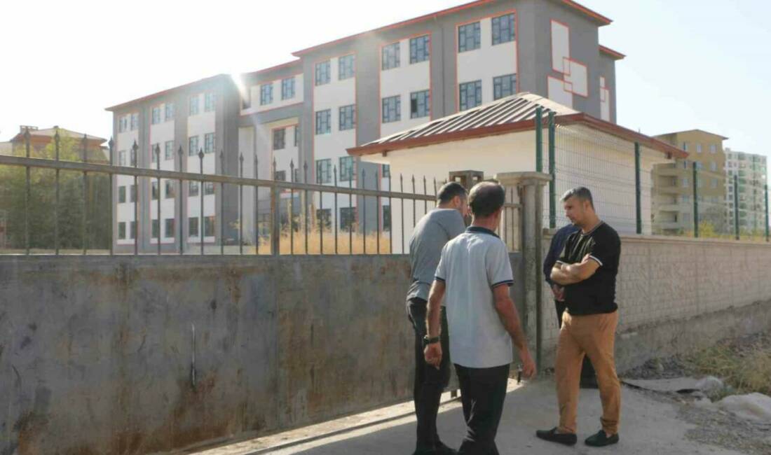 Yapımı tamamlanan ilkokulun açılışı, Yenişehir Belediyesi'nin ruhsat vermediği gerekçesiyle 2