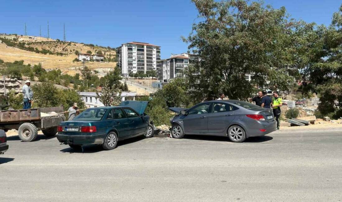 Adıyaman'ın Besni ilçesinde meydana gelen trafik kazasında, 2 otomobil kafa