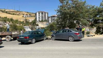 Adıyaman'ın Besni ilçesinde meydana gelen trafik kazasında, 2 otomobil kafa