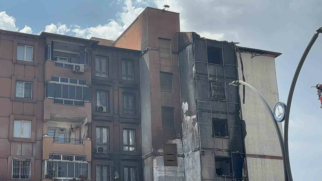 Gaziantep'te 5 katlı bir apartmanın alt katında çıkan yangın sonucunda