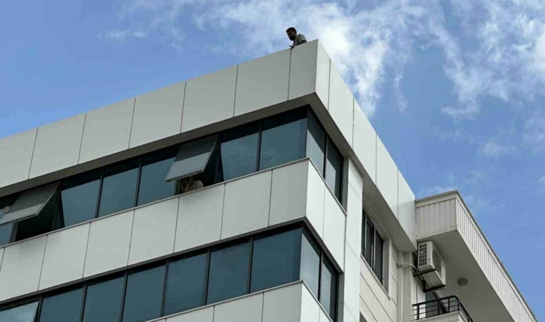 Adıyaman'da bir kişi 8 katlı bir binanın tepesine çıktıktan sonra
