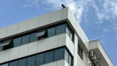 Adıyaman'da bir kişi 8 katlı bir binanın tepesine çıktıktan sonra