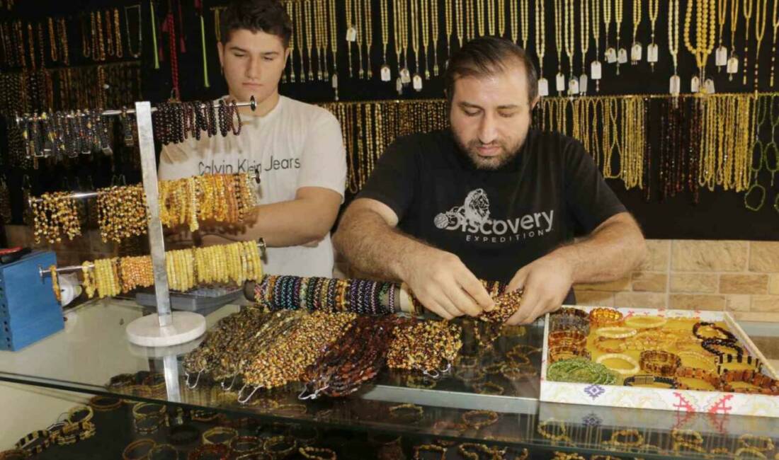 Diyarbakır'da vatandaşlar damla kehribar taşlarına ilgi gösteriyor. Bu taşların stresi