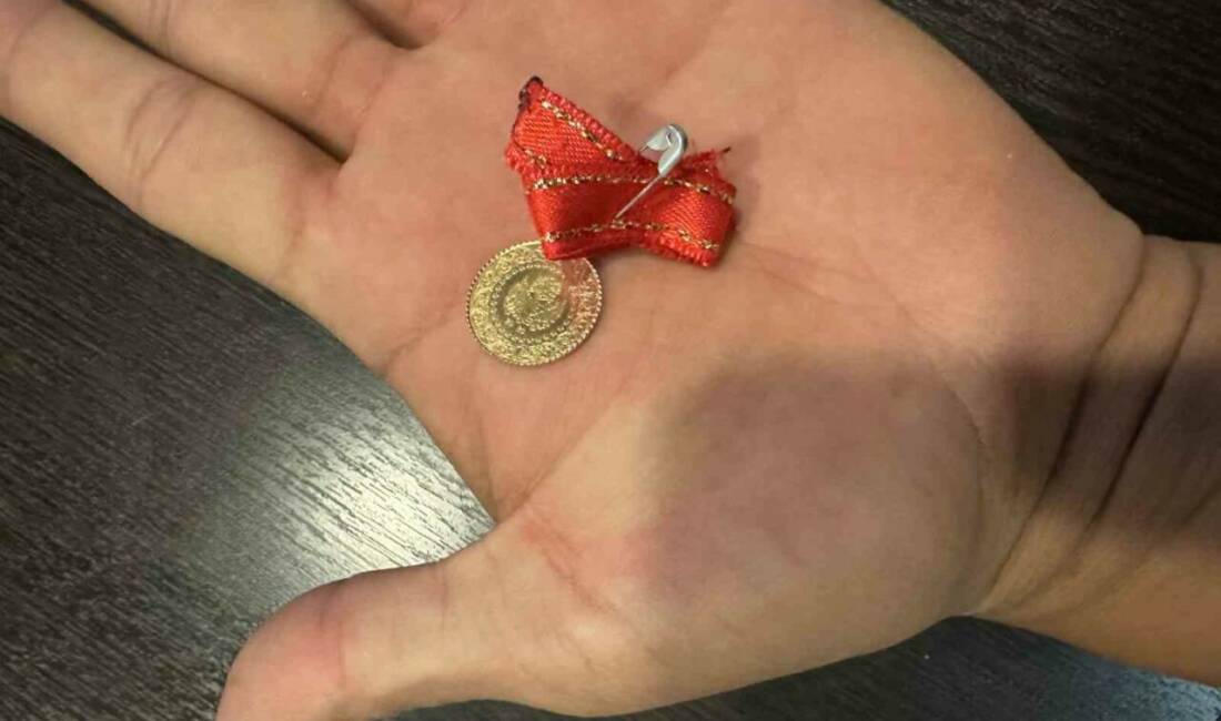 Adıyaman'da Abdurrahman Korkmaz adlı bir vatandaş, bulduğu çeyrek altını polise