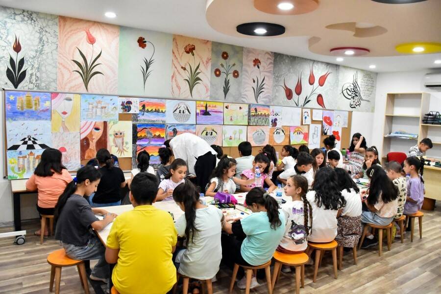 Büyükşehir Belediyesinin kurslarından 9 bin kişi yararlandı Diyarbakır Büyükşehir Belediyesi çeşitli branşlarda açtığı kurslarla binlerce vatandaşa ulaştı.