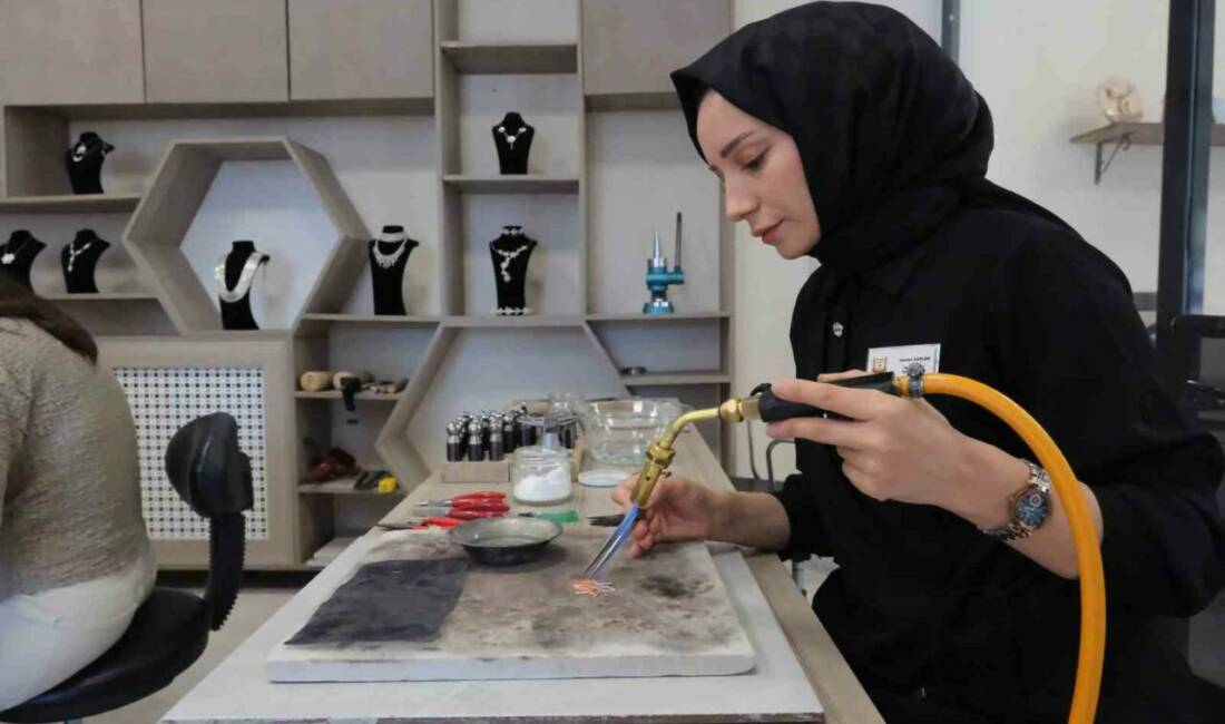 Şanlıurfa'da tarımın yanı sıra gümüş işlemeciliği de önem kazanmaya başladı.
