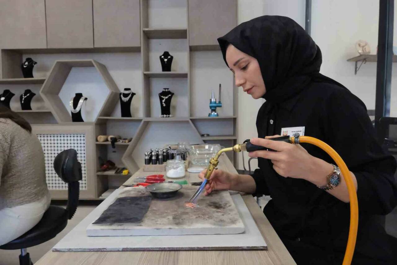 Şanlıurfa'da tarımın yanı sıra gümüş işlemeciliği de önem kazanmaya başladı.