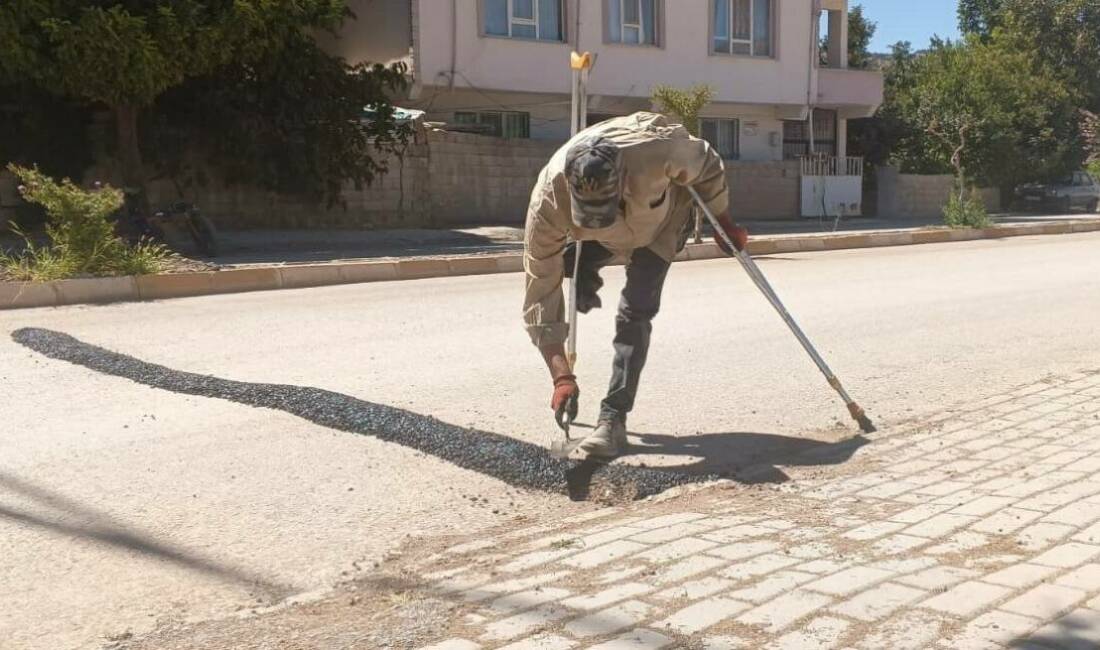 Gölbaşı ilçesinde bedensel engelli bir muhtar, CHP'li belediyenin yapmadığı kasisi