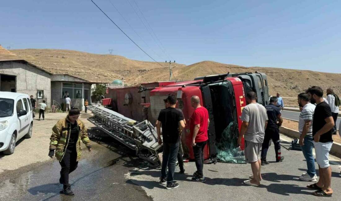 Cizre ilçesinde meydana gelen kaza sonucu itfaiye aracı devrildi ve