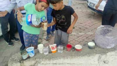 Batman’ın Sason ilçesinde çocuklar, sokaktaki hayvanların sıcak havalardan etkilenmemesi için