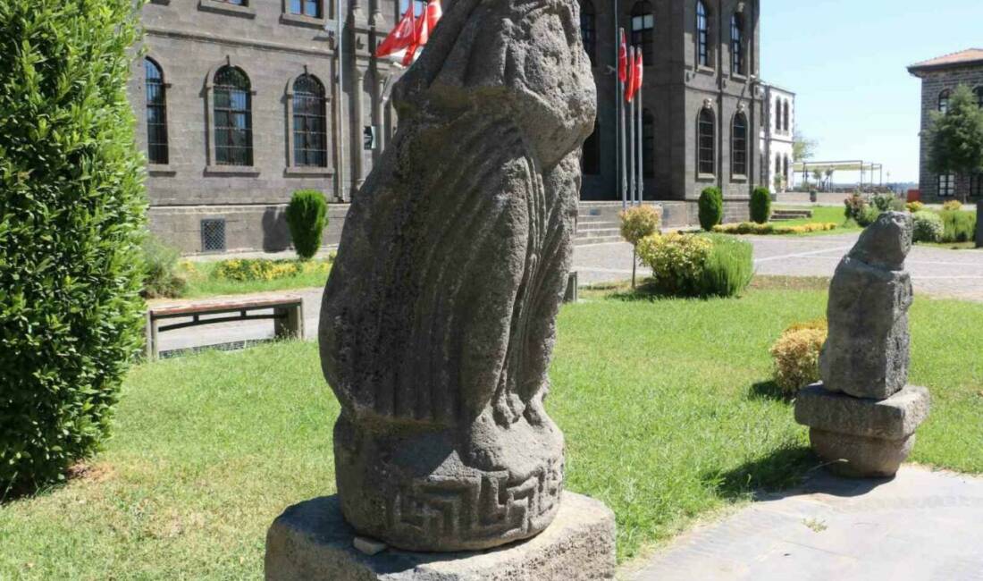 Diyarbakır Müzesi, koleksiyonundaki üç nadide eseri bahçe sergi alanında ziyaretçilere