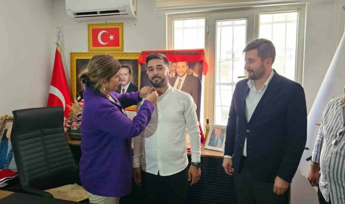 Diyarbakır'da CHP'den bir grup, AK Parti'ye katıldı. Yeni katılımcılara rozetlerini