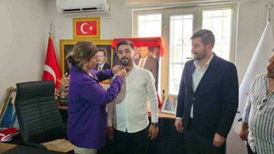 Diyarbakır'da CHP'den bir grup, AK Parti'ye katıldı. Yeni katılımcılara rozetlerini