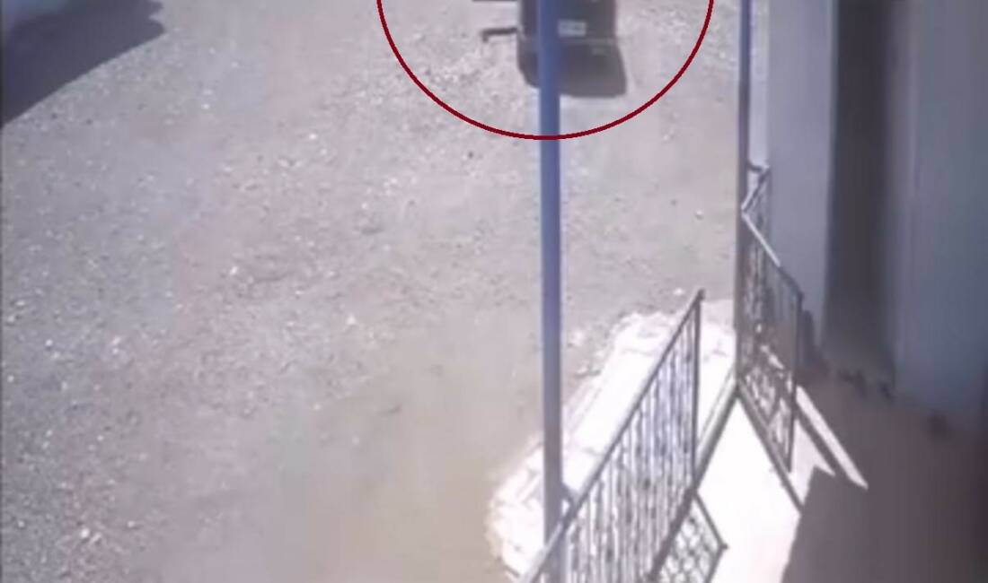 Diyarbakır'ın Sur ilçesinde bir otomobilin el freni çekilmeyerek duvara çarpması