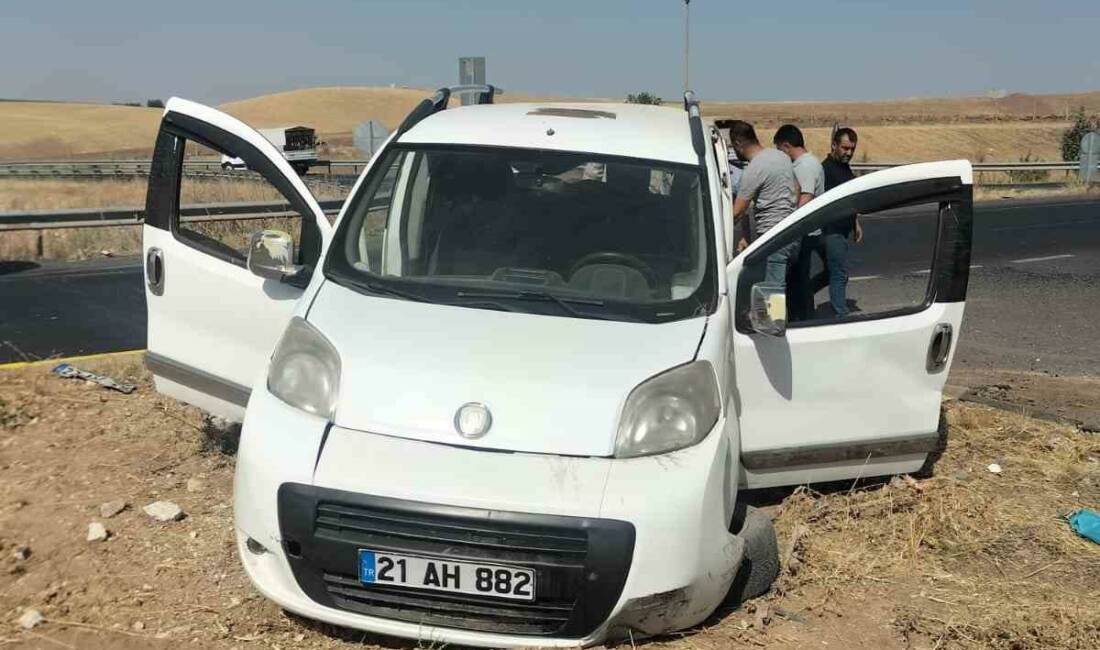 Diyarbakır'ın Çınar ilçesinde meydana gelen trafik kazasında, otomobil ile hafif