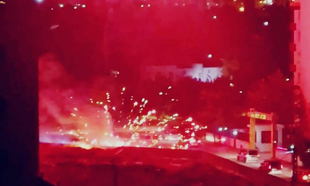 Diyarbakır'ın Bağlar ilçesinde havai fişekler inşaat alanındaki malzemeleri tutuşturdu. Düğün