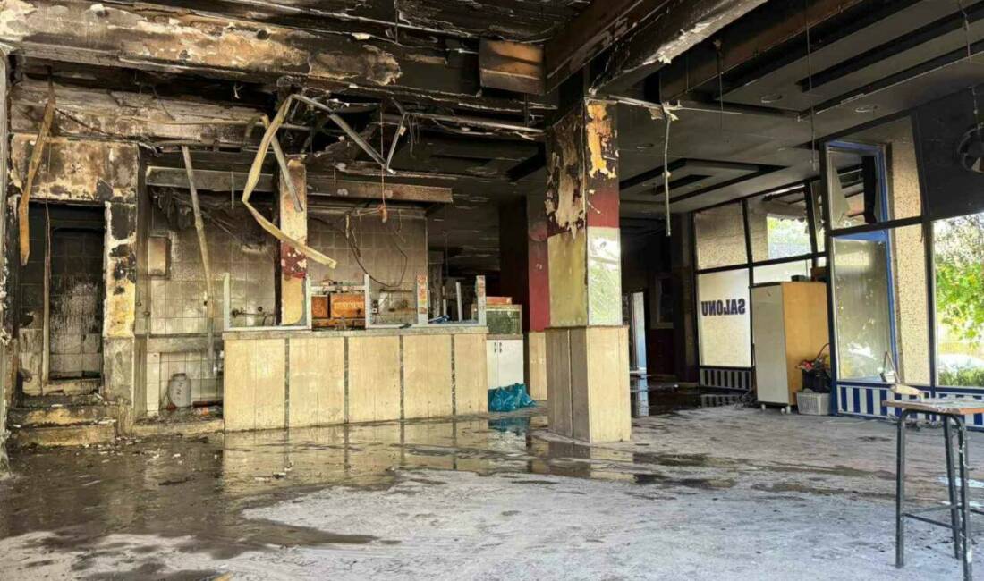 Diyarbakır'ın Kayapınar ilçesinde bulunan bir kahvehanede, elektrik panosundan çıkan yangın