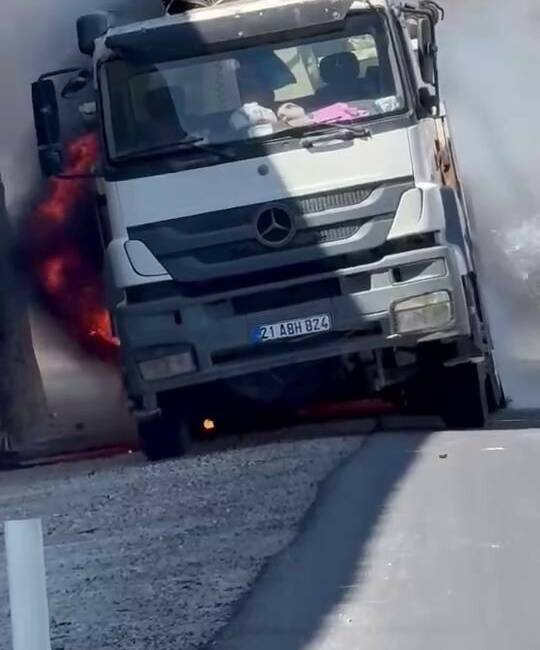 Diyarbakır’da seyir halindeki bir kamyon alev aldı ve yangın arasöz