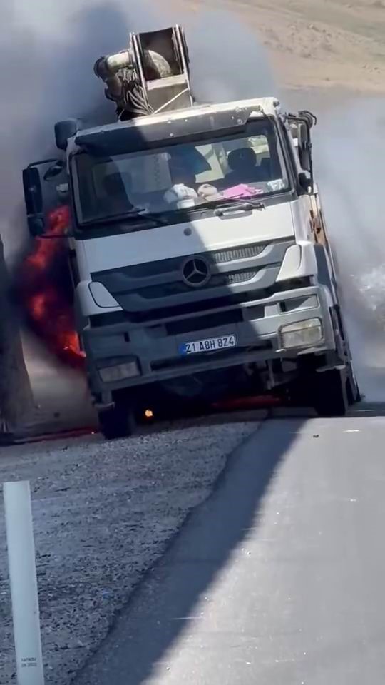 Diyarbakır’da seyir halindeki bir kamyon alev aldı ve yangın arasöz