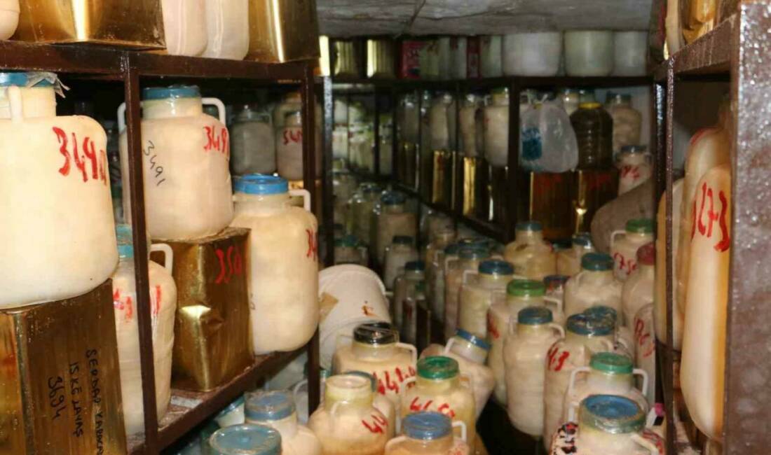 Diyarbakır'ın Sur ilçesinde vatandaşlar, kış hazırlığı için aldıkları peynirleri soğuk