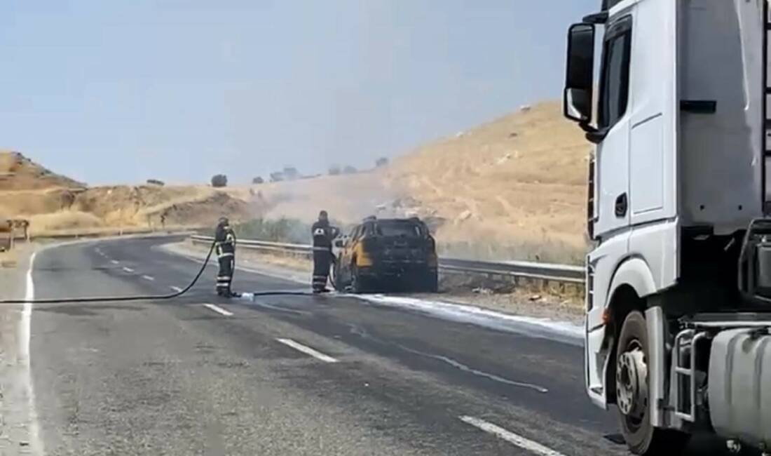 Diyarbakır’da seyir halindeki araç yandı Silvan ilçesinde seyir halindeki bir araçta çıkan yangın, itfaiye ekipleri