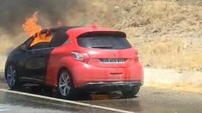 Kocaköy ilçesinde seyir halindeki bir otomobil, Çaytepe Mahallesi'nde motor kısmında