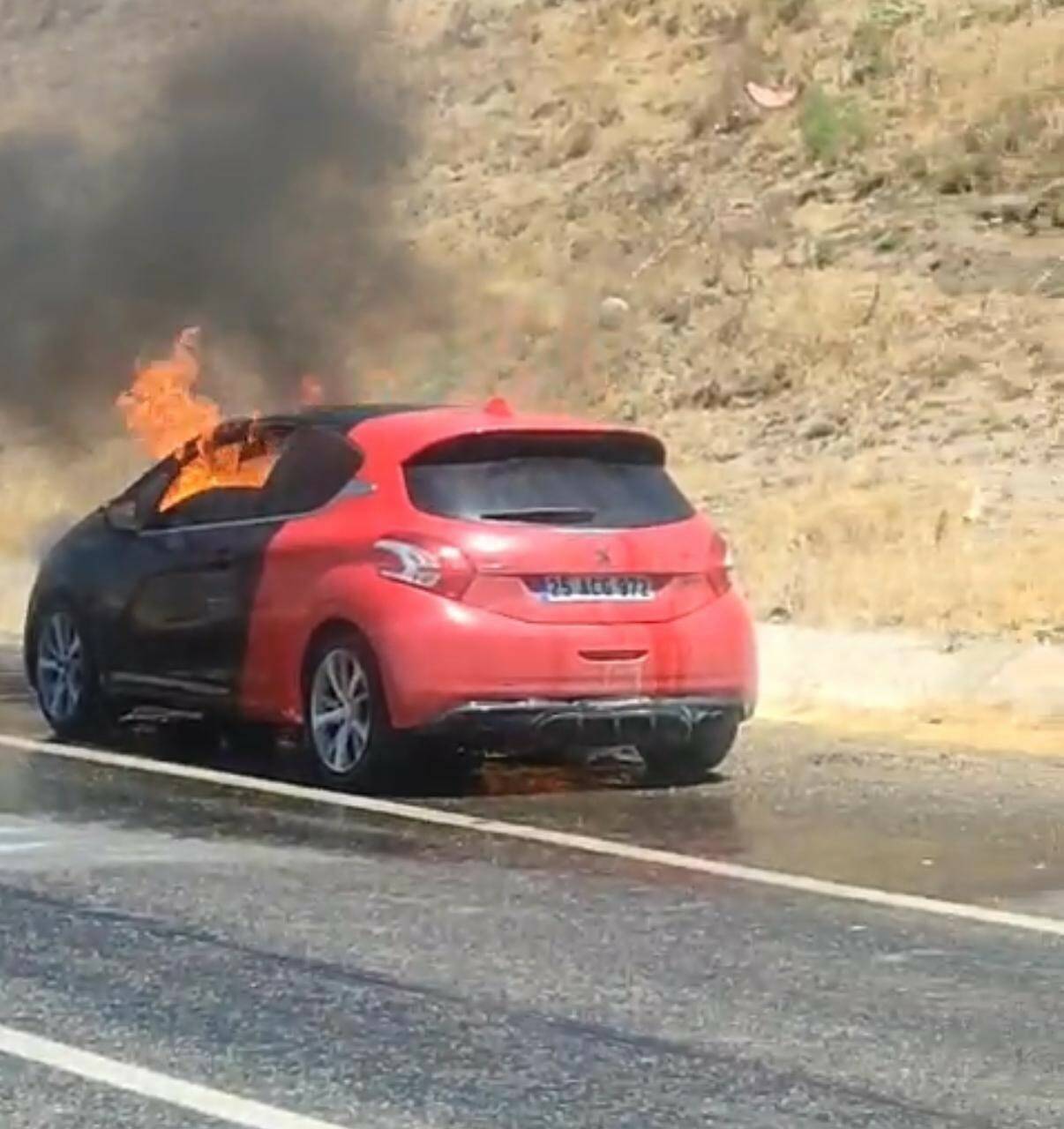 Kocaköy ilçesinde seyir halindeki bir otomobil, Çaytepe Mahallesi'nde motor kısmında