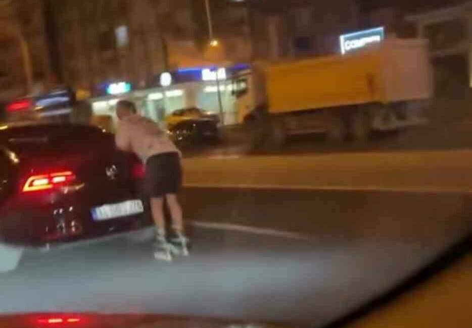 Diyarbakır'da, patenli bir genç akşam saatlerinde bir aracın arkasına tutunarak