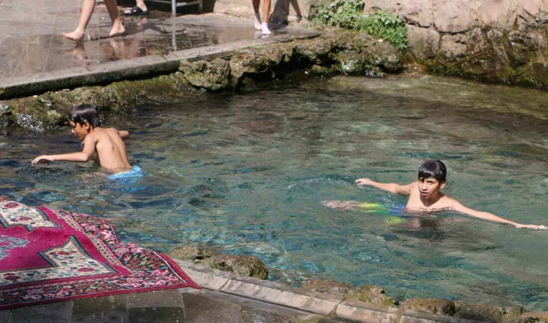 Diyarbakır'da sıcaklık 40-45 dereceye çıkarak çocukları süs havuzlarına yönlendiriyor. Aileler,