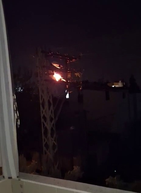 Adıyaman’ın Yeşilyurt Mahallesi'nde bir elektrik direğinde çıkan yangın itfaiye ekiplerince