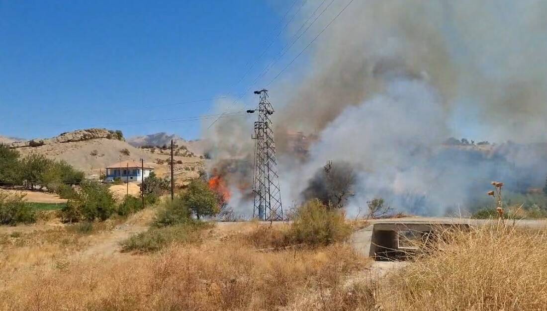Adıyaman'ın Sincik ilçesinde elektrik direğinde meydana gelen patlama sonucu yangın