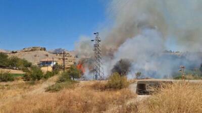 Adıyaman'ın Sincik ilçesinde elektrik direğinde meydana gelen patlama sonucu yangın