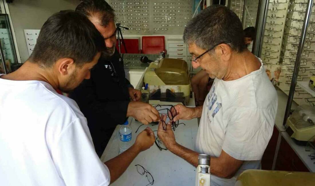 Mardin'in Artuklu ilçesinde 59 yıldır gözlükçülük yapan 69 yaşındaki Semir