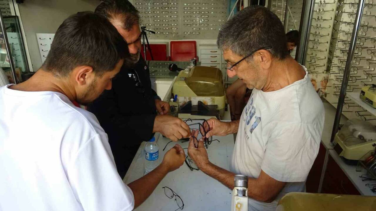Mardin'in Artuklu ilçesinde 59 yıldır gözlükçülük yapan 69 yaşındaki Semir