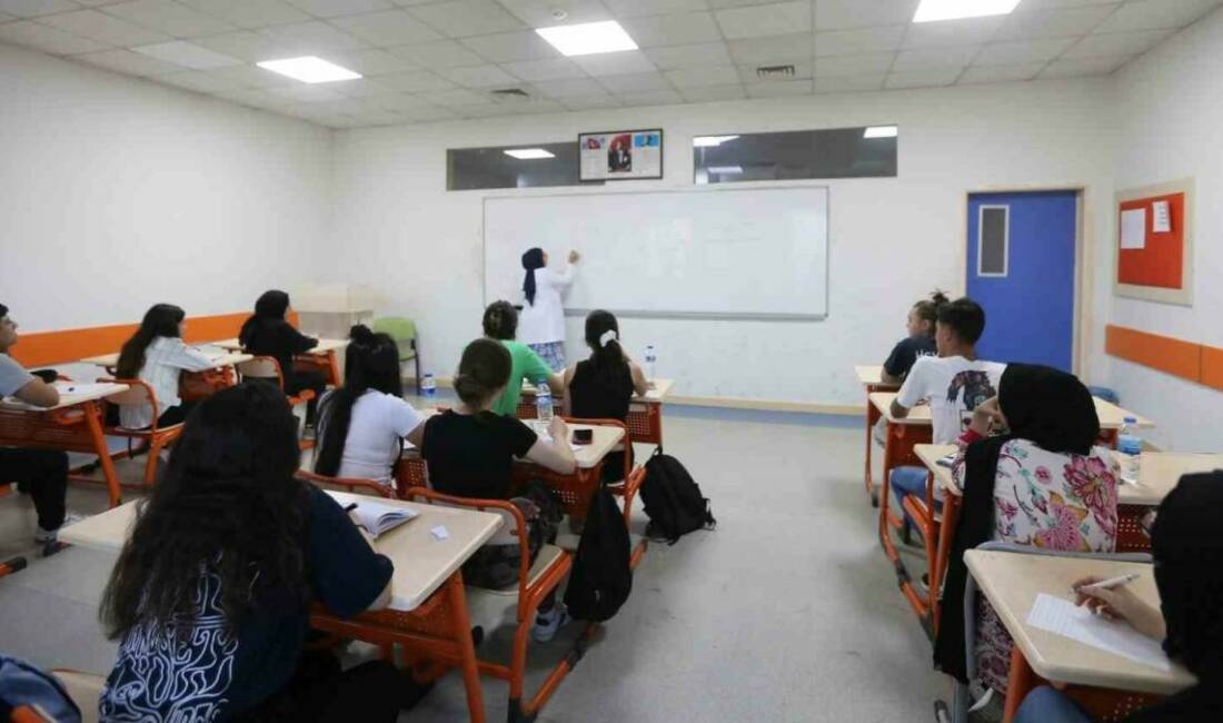 Gaziantep Büyükşehir Belediyesi'ne bağlı GASMEK, Yükseköğretim Kurumları Sınavı'na (YKS) hazırlanan