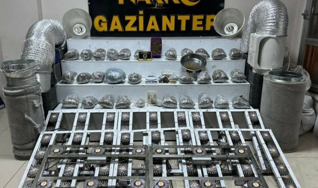 Gaziantep’te 32 kilo skunk ele geçirildi Gaziantep'te gerçekleştirilen operasyonda 32 kilogram skunk ele geçirildi. Operasyon sonucunda