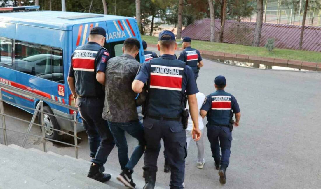 Gaziantep'te jandarma ekipleri tarafından yapılan operasyonda, 8 kaçak göçmen ile