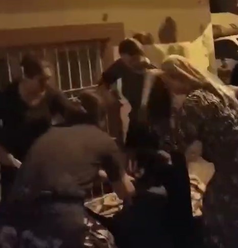 Gaziantep'te 4 kadın, sokakta oturan bir kadını darp ederek elbiselerini