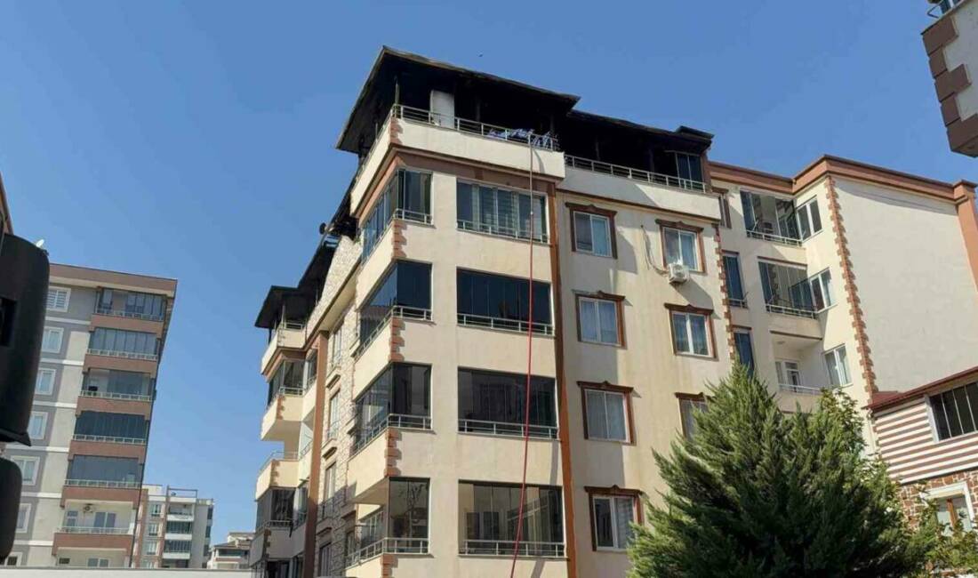 Gaziantep'te 4 katlı bir binanın terasında çıkan yangın paniğe neden
