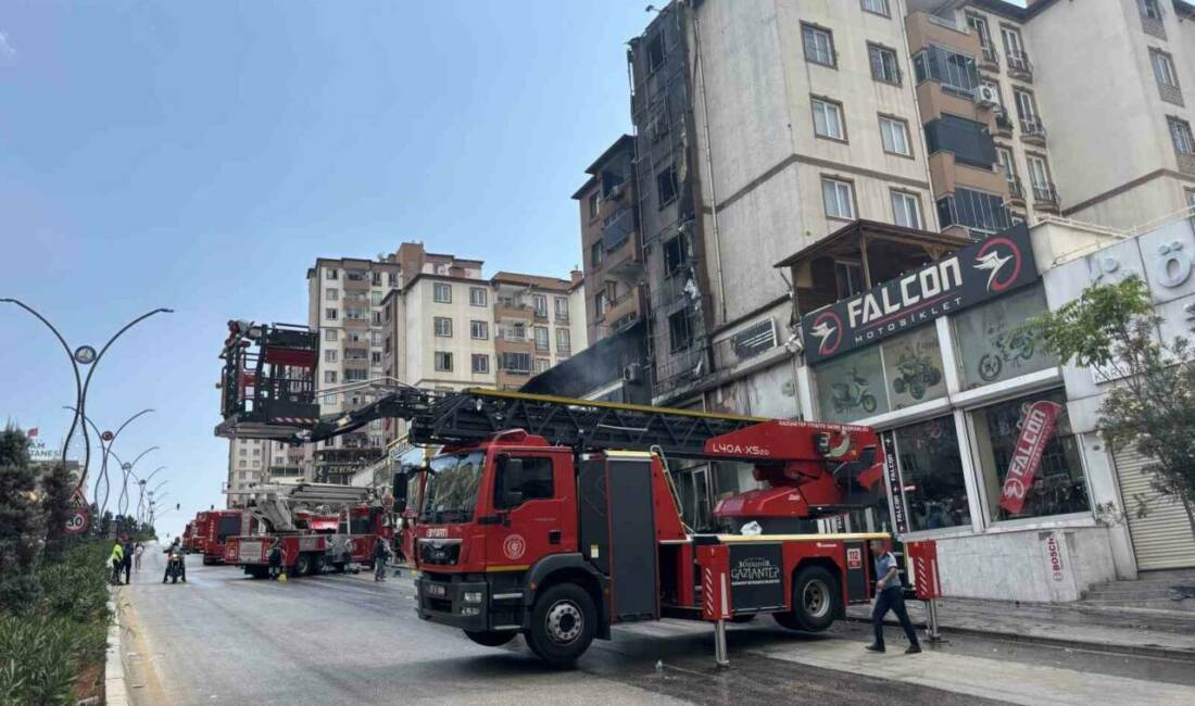 Gaziantep'teki 5 katlı bir binada çıkan yangın, itfaiye ekiplerinin müdahalesi