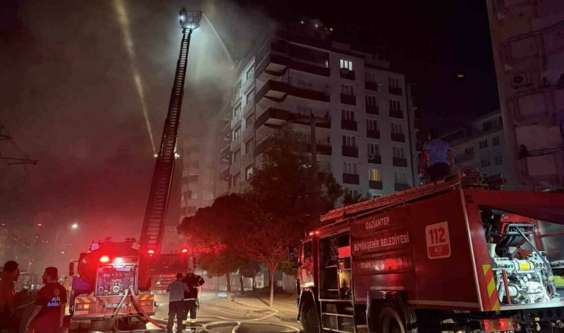 Gaziantep'te 7 katlı bir binanın teras katında çıkan yangın, itfaiye